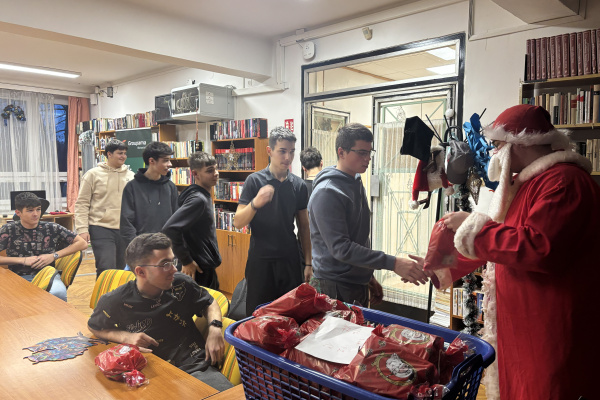 Megjöttek a Mikulások a kollégiumba